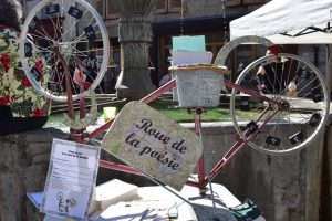 Roue de la poésie devant la fontaine